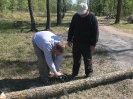 Przygotowanie ławek na poświęcenie_4